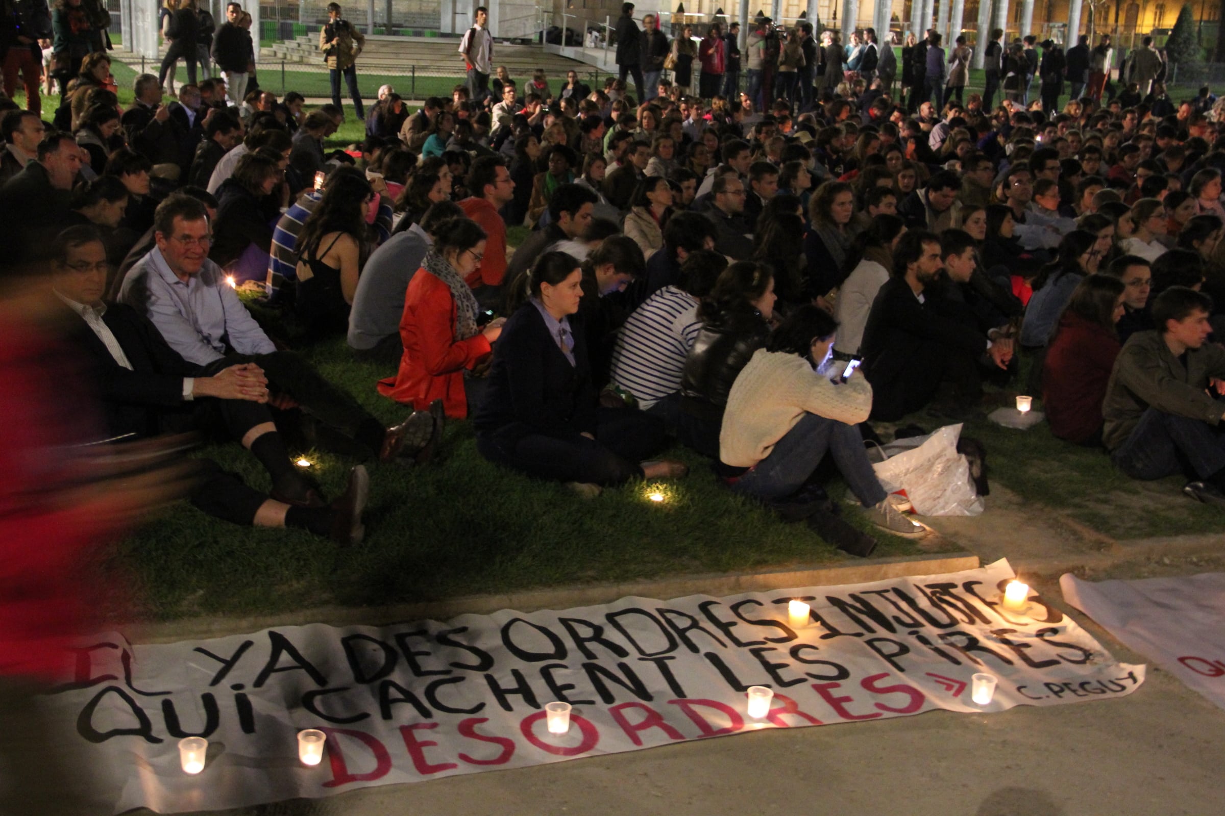 veilleurs sur le champ de mars