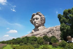 Statue du jeune Mao de 32 m.,