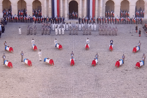 Hommage national aux treize soldats tués (le 25 novembre) au Mali dans la cour des Invalides, 2 décembre.