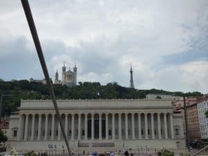 Le palais de justice de Lyon, au dessus, Notre-Dame de Fourvière.