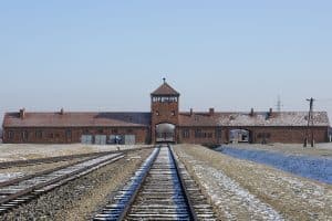 Entrée du camp allemand nazi Birkenau (Auschwitz II), vue depuis l'intérieur du camp (hiver).