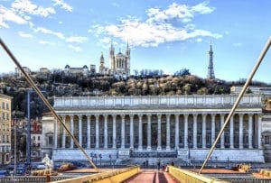 Le palais de justice de Lyon, au dessus, Notre-Dame de Fourvière.