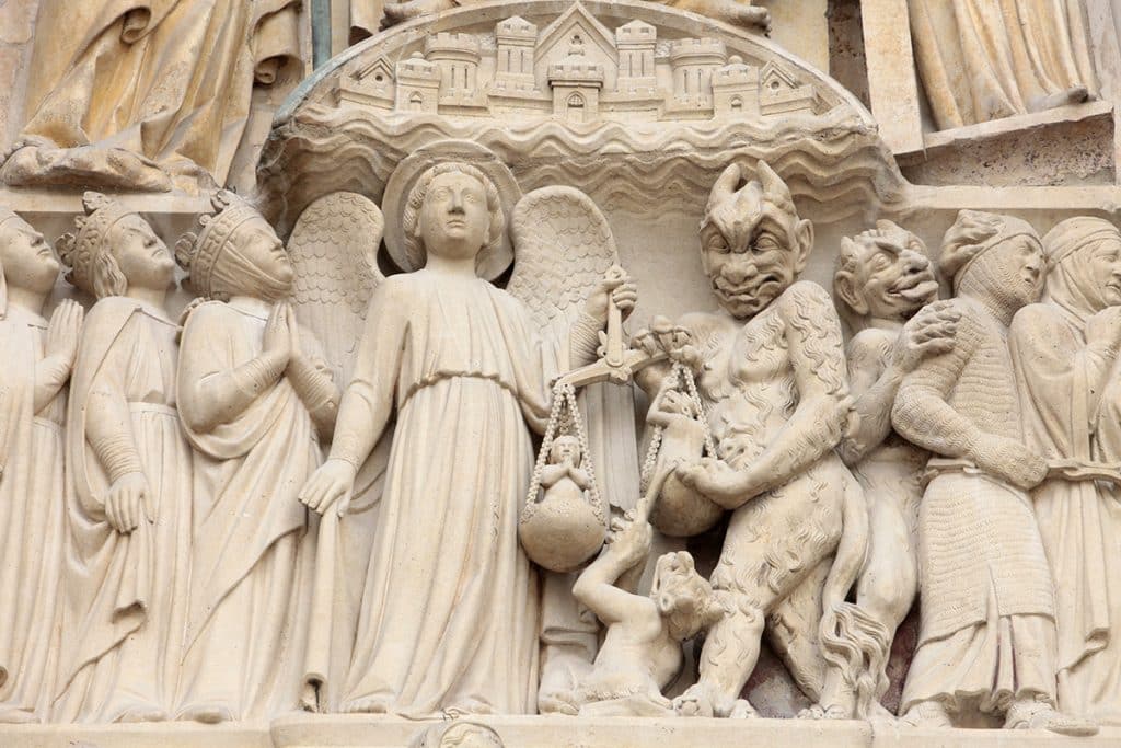 La Pesée des âmes par l’archange saint Michel - détail du Jugement Dernier. Cathédrale Notre-Dame de Paris.