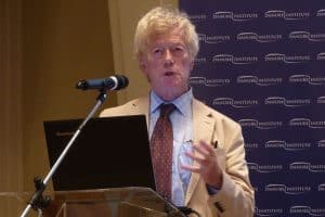 La mort du philosophe britannique Roger Scruton a mis en lumière le retour à une pensée conservatrice, longtemps honnie chez nous.