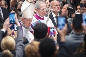 Le pape François dirige une messe pour la célébration du sacrement de pénitence dans la basilique Saint-Pierre au Vatican.