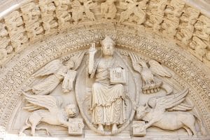 Christ en Gloire entouré des quatre symboles des évangélistes. Tympan à la cathédrale Saint-Trophime d'Arles (Bouches-du-Rhône).