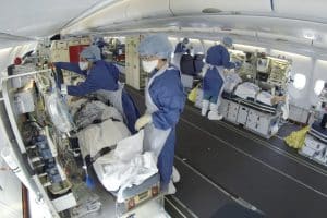 Parmi les missions de l’armée : l’évacuation en avion des patients lourdement atteints par le coronavirus vers des hôpitaux en capacité de les recevoir.