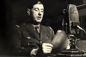 Le général Charles de Gaulle au micro de la BBC à Londres, 30 octobre 1941.