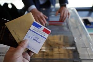 le taux d'abstention du second tour s'élève à 58,4 % et constitue un record pour cette élection.