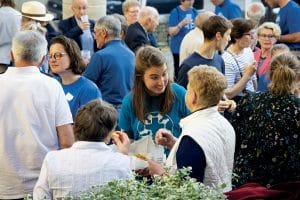 L’Église en campagne n’est pas concernée par l’anonymat qui frappe les grandes villes. La proximité des habitants entre eux et avec leur pasteur facilite le contact.