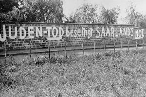 Un graffiti écrit en 1938 sur le mur d'un cimetière juif en 1938 disait « la mort des Juifs mettra fin à la détresse de la Sarre »