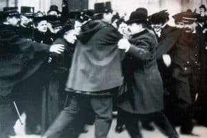 1904 Séparation de l'Église et de l'État en France - Manifestation devant Notre-Dame des Champs