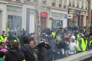 Premiers bris de vitrines de magasins par des black blocs venus dans la manifestation des gilets jaunes du 16 mars 2019.