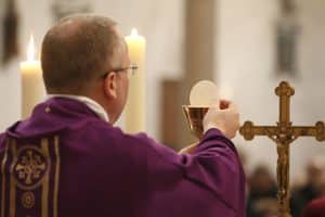 Dieu se donnant en nourriture pour que tous vivent de la chair même du Christ.