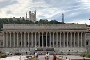 Le Palais de Justice de Lyon et la basilique de Fourvière.