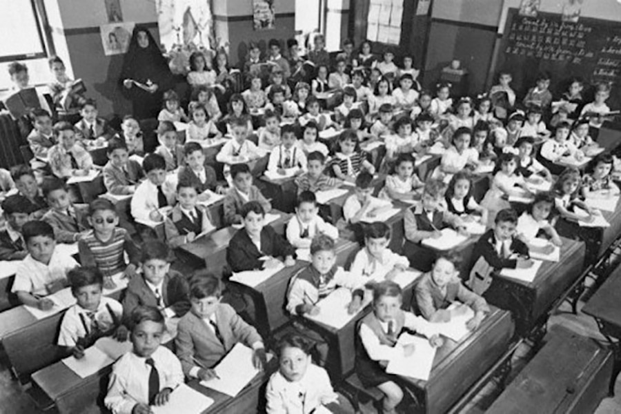 École paroissiale Saint Donatien : le cours préparatoire en 1949. la mère Gennara, qui a enseigné durant 30 ans à Saint Donatien, est photographiée avec ses 92 élèves de CP.