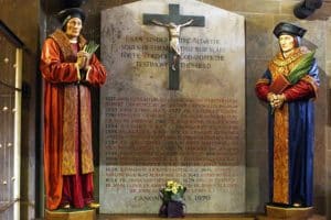 Statues des saints John Fisher et Thomas More (tous deux canonisés en 1935) encadrant la liste des noms de quarante martyrs de la Réforme Anglaise canonisés en 1970