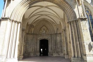 Porche sud de la cathédrale de Coutances.