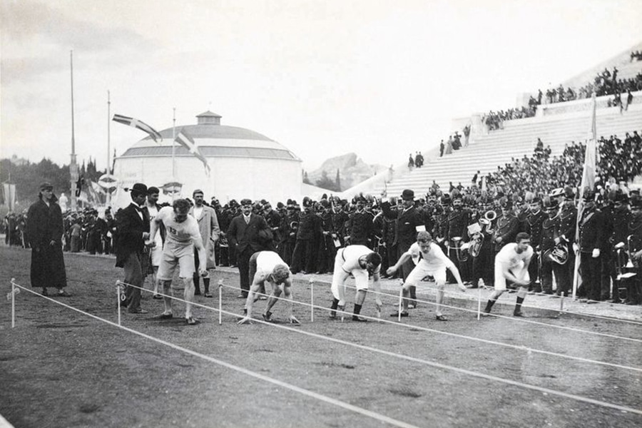 Départ de la finale du 100 m en 1896 à Athènes, lors des premiers jeux olympiques modernes.