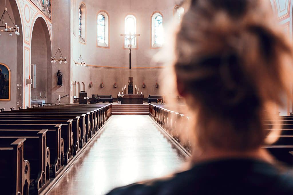 Stéphanie Halperson s’est convertie dans une église au pied d’une statue du Christ.