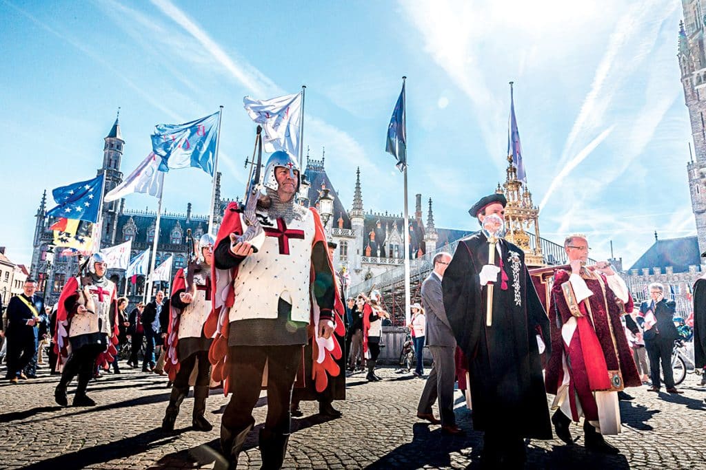 La procession de la relique du Saint Sang a lieu chaque année, à Bruges, en Belgique.