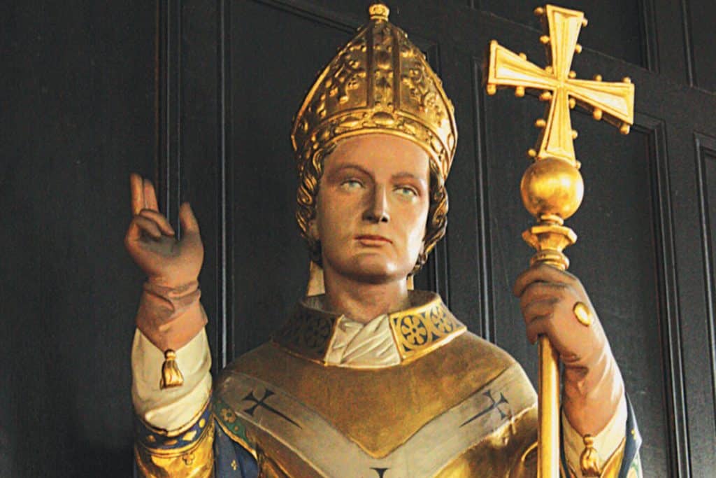 Statue de saint Cyprien, église Saint-Cyprien, Londres, par Sir Ninian Comper (1864-1960).