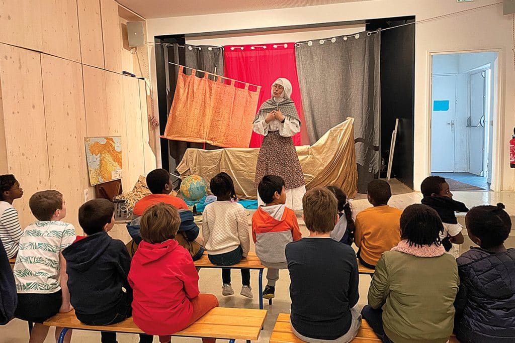 Sœur Bénédicte raconte aux enfants la vie de saint Théophane Vénard, mort martyr au Tonkin.