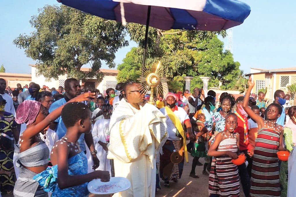 Grande procession lors de la fête du Christ-Roi.