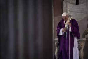 Le pape célébrant le mercredi des Cendres à Sainte-Sabine, Rome.