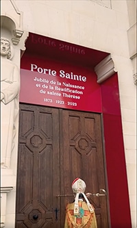 Ouverture de la porte sainte de la basilique Sainte-Thérèse à Lisieux par Mgr Habert, évêque de Bayeux et Lisieux.