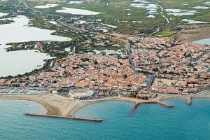 Vue aérienne des Saintes-Maries-de-la-Mer, capitale de la Camargue, où accostèrent Marie-Madeleine et ses compagnons.