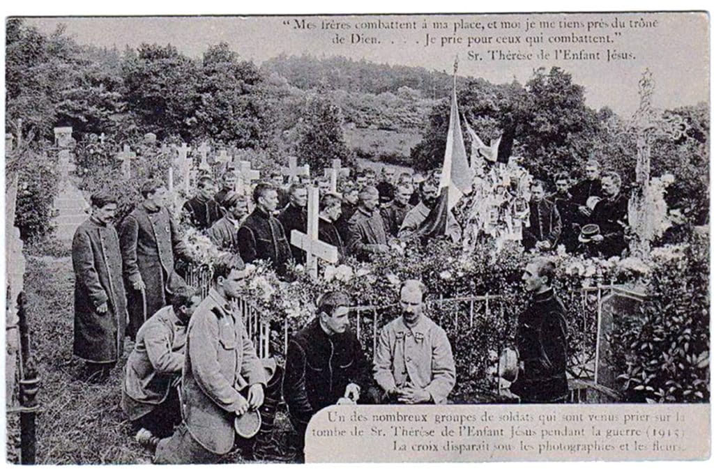 Des soldats venus prier sur la tombe de Sœur Thérèse de l’Enfant-Jésus en 1915.