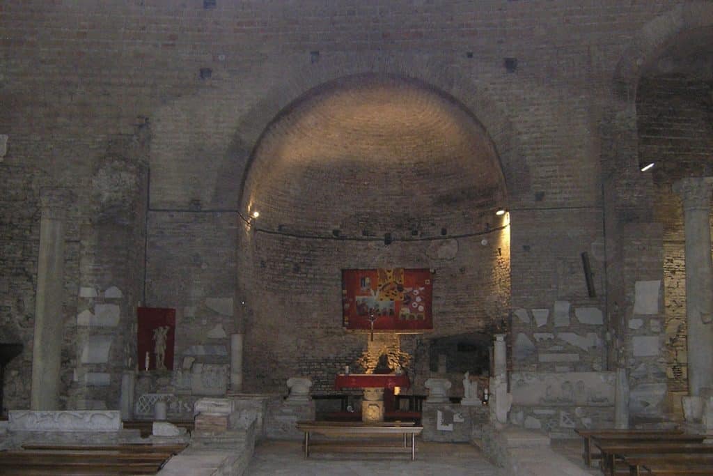 Basilique des saints Nérée et Achille dans les catacombes de Domitille.