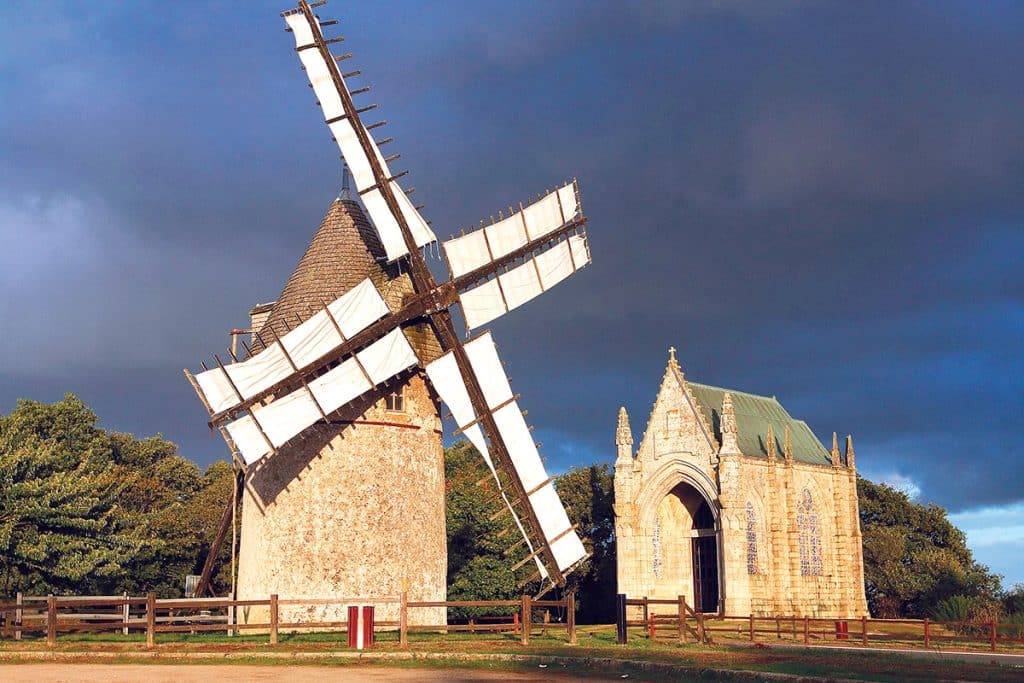 Le mont des Alouettes, avec son moulin et la chapelle expiatoire.