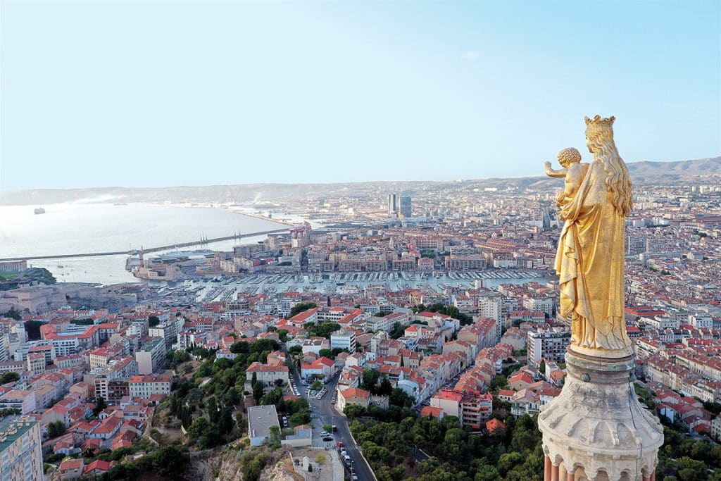 Notre-Dame de la Garde domine le Vieux-Port.