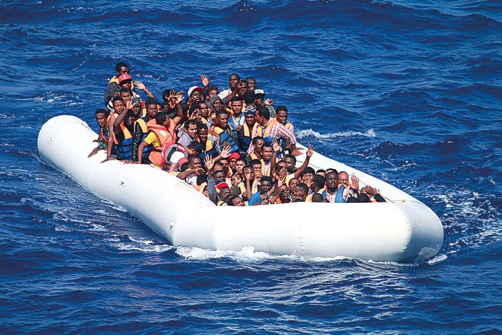 Des migrants en mer Méditerranée.