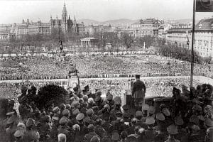 Adolf Hitler s’adresse à la foule après l’annexion de l’Autriche par l’Allemagne.