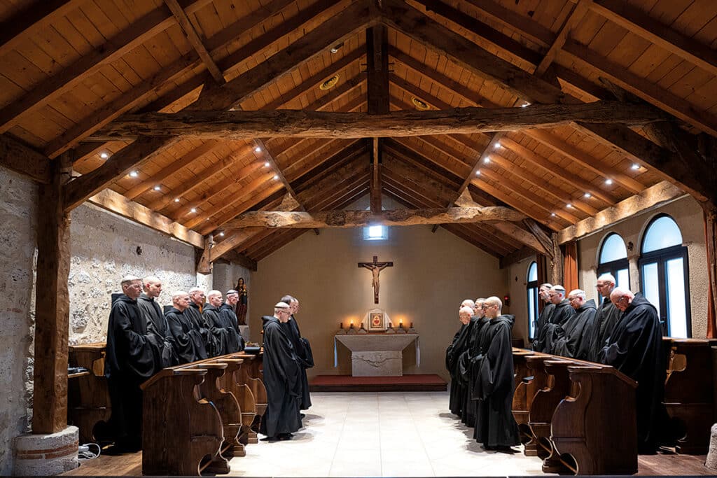 La communauté des moines de l’abbaye Sainte-Marie de La Garde chante l’office divin à la chapelle.