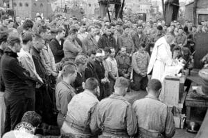 Messe célébrée par le Père Edward J. Waters pour les soldats qui participeront au premier assaut sur les plages de Normandie.