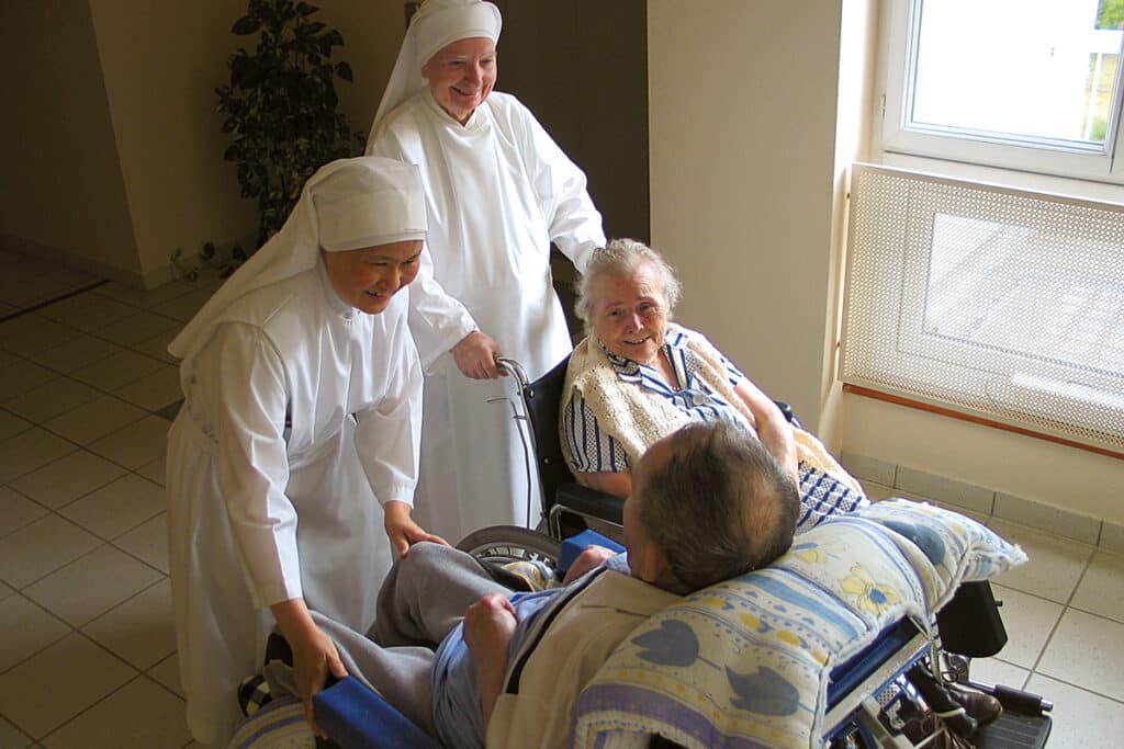 Dans une maison des Petites Sœurs des Pauvres, qui prennent soin des personnes en fin de vie.