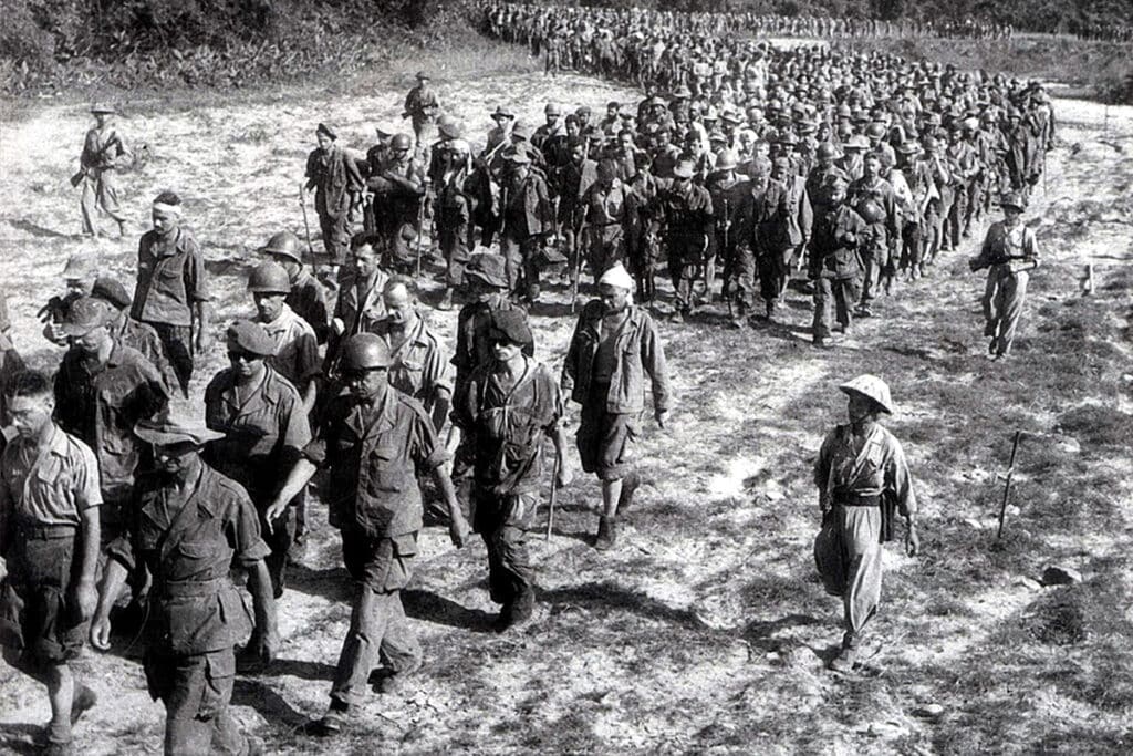 Des soldats français capturés de Diên Biên Phu