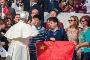 Le pape François rencontre des fidèles chinois sur la place Saint-Pierre au Vatican.