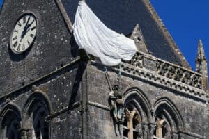 Mannequin accroché sur l'église de Sainte-Mère-Église en hommage à John Steele.