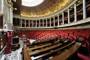 L'hémicycle de l'Assemblée nationale, vide.