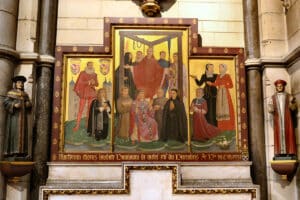 Retable des martyrs anglais canonisés en 1970, encadré des statues de saint John Fisher et saint Thomas More.