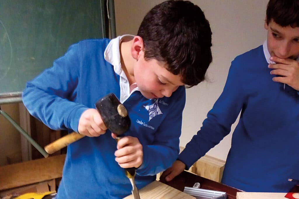 Écolier travaillant le bois