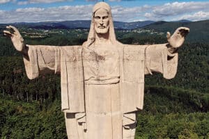 Statue du Sacré-Cœur érigée sur la montagne du Galtz (Haut-Rhin).