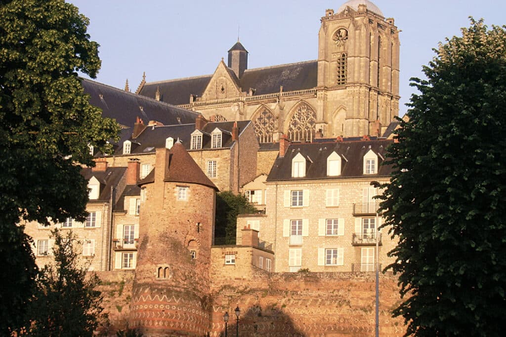 Le centre historique se déploie au pied de la cathédrale Saint-Julien.