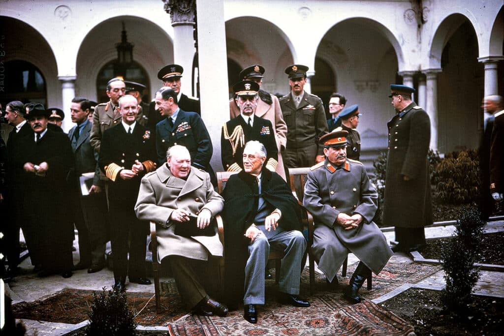 La conférence de Yalta, en février 1945 : Churchill, Roosevelt, Staline. Quatre-vingts ans plus tard, c’est entre Trump, Poutine et Xi Jinping que se décide l’avenir du monde.