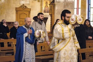 Procession des offrandes lors d’une messe à l’église grecque orthodoxe Saint-Élie d’Alep.